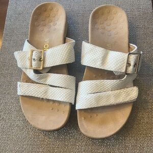 Vionic‎ sandals